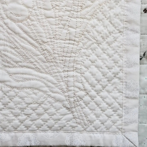 ☆チューリップのホワイトキルトタペストリー・カバー(44cm×42cm