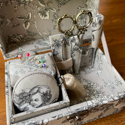 カルトナージュミニ裁縫箱 ベージュ系の可愛らしい天使柄です。すごー