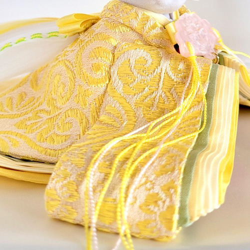 662 ひな祭り 小さな着せ替えお着物〈お姫様〉十二単 菜の花色地に花立