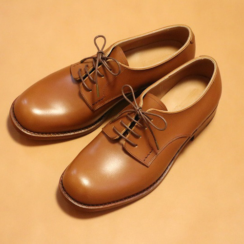 プレーントウのマニッシュタイプのレディースシューズ（ブラウン