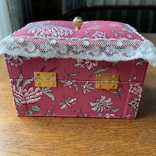 お値下げ‼︎カルトナージュミニ裁縫箱 赤いお花の可愛らしい裁縫箱です