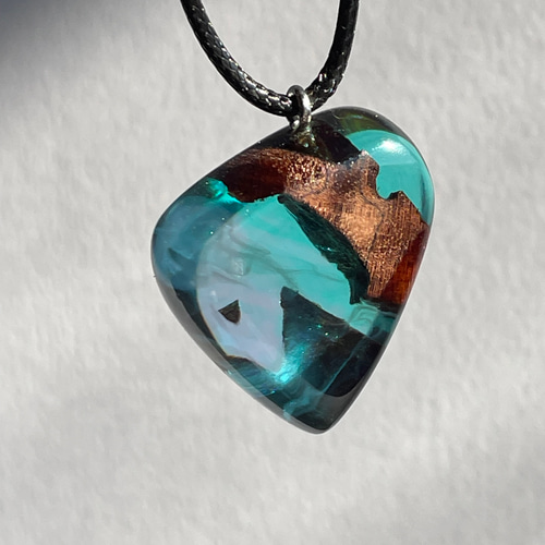 ウッドレジンペンダント〜神秘の青〜 ネックレス・ペンダント kedros