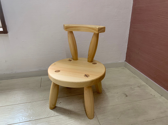 ヒノキの小さな背もたれ付き丸椅子 子供用にも 椅子（チェアー