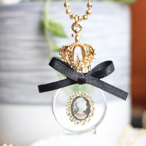 送料無料】王冠丸クリア香水瓶カメオネックレス 【日本製】 ネックレス