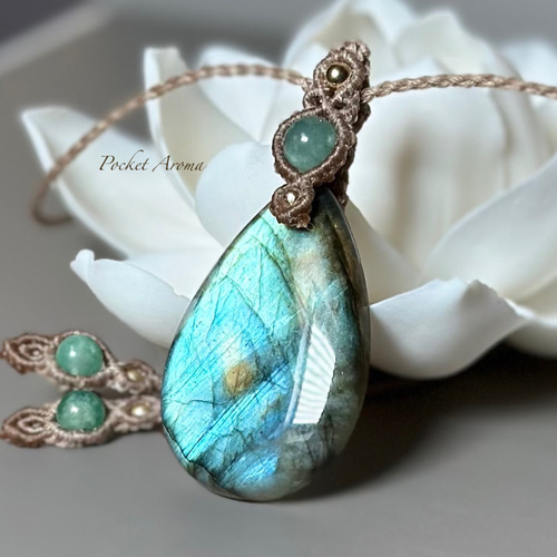 綾翠』ラブラドライトとエメラルドのマクラメペンダント ネックレス