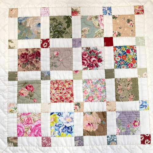 四角つなぎのパッチワークタペストリー パッチワークキルト