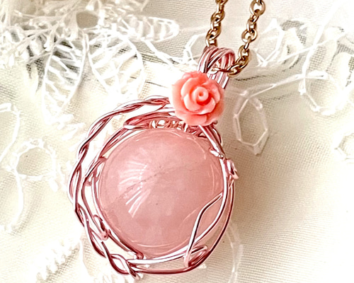 ローズクォーツ 丸玉 ペンダントトップ〜ピンクのバラ〜(天然石 天然石