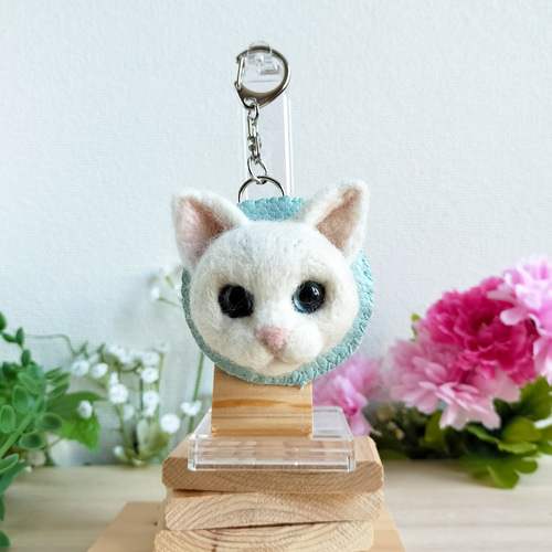羊毛ネコ＊お顔キーホルダー(白猫) 羊毛フェルト MoMo色の、そら