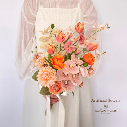 受注再販】テラコッタ チューリップと胡蝶蘭の クラッチブーケ（造花