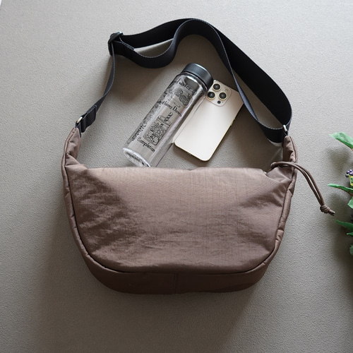 コンパクトで大容量!丸型ハーフムーン お出掛けショルダーバッグ 撥水