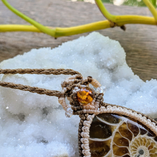 ☆アンモナイト(化石)☆マクラメ編みネックレス 230・マクラメ