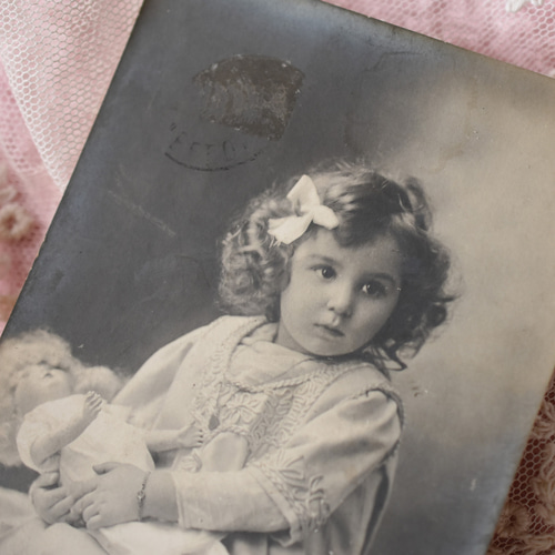 アンティークポストカード お人形を抱く愛らしい少女 H.Manuel P010