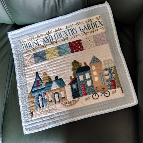 ☆パッチワーク・キルトタペストリー「ハウス&カントリーガーデンミニ