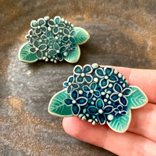 紫陽花のブローチ(陶器) ブローチ TOMI-kobo 通販 8948572｜Creema