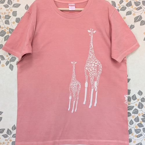 型染めXLサイズ動物Tシャツ(男女兼用) ～きりんの親子～ サーモン