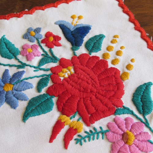 ハンガリーの手仕事/カロチャ刺繍のテーブルセンター はぎれ クリマ