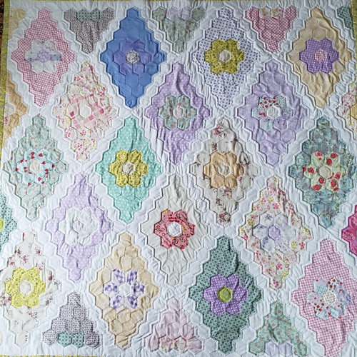 おばあちゃんの花園」パッチワーク・キルトのミニベッドカバー