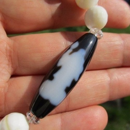 極楽浄土を飾る七宝:シャコ貝 観音様が琵琶を持たれた座姿：琵琶観音天