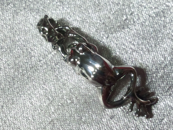 カエルペンダントトップ（ぶら下がりバージョン） ネックレス