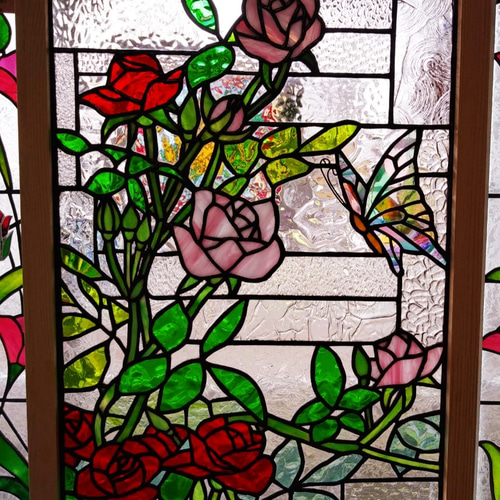 ステンドグラス ピンクと赤いバラと蝶のパネル (スタンド付) その他