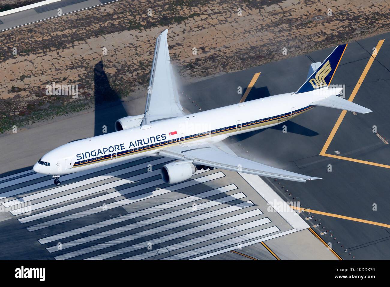 Singapore airlines boeing 777 300 hi-res stock photography and