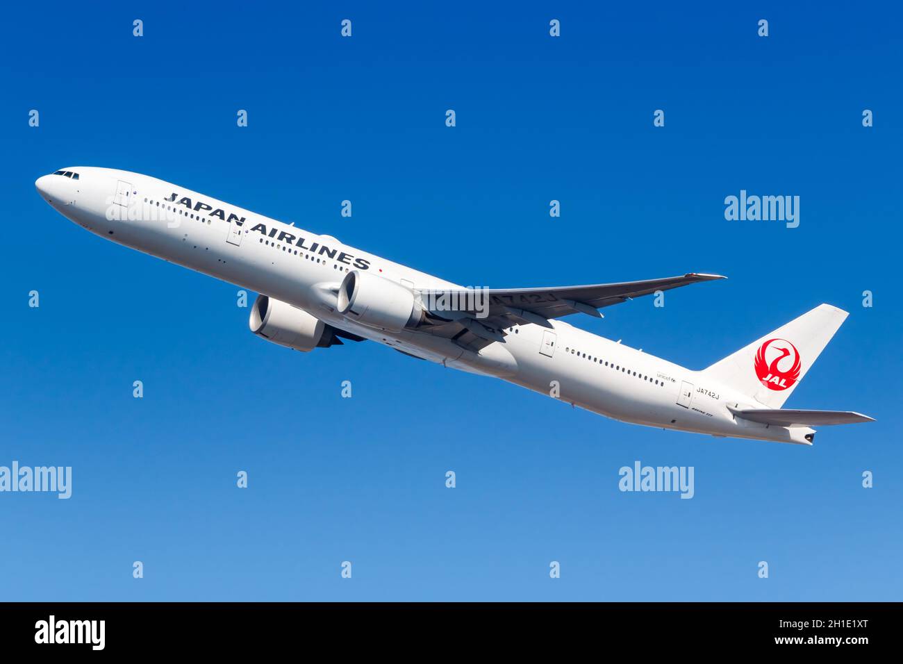 Boeing 777 300 jal hi-res stock photography and images - Alamy