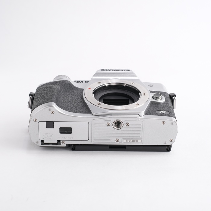 中古】(オリンパス) OLYMPUS OM-D E-M10 IV (4)ボディ シルバー