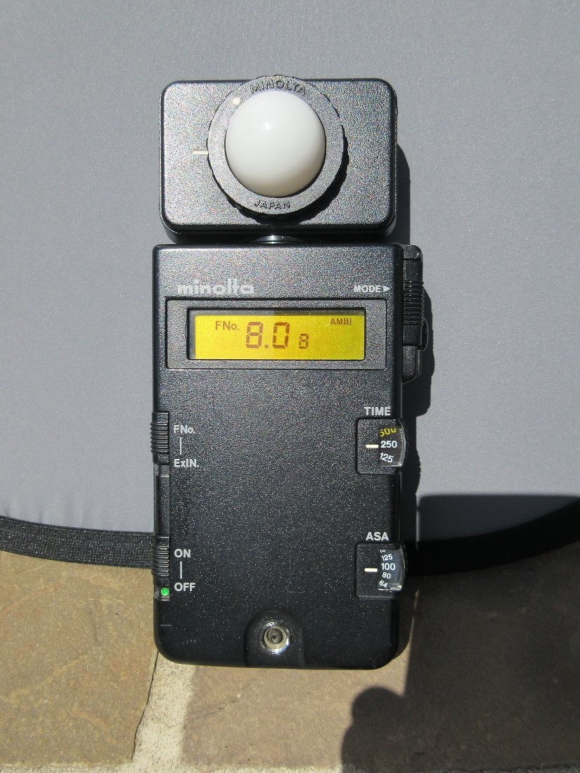 前回に続き、複数の中古単独露出計と、複数の中古フィルム一眼レフの