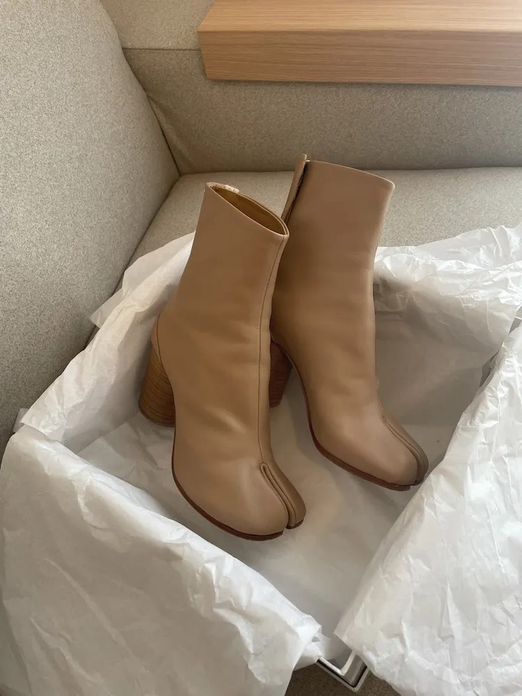 マルジェラの「Tabiブーツ」、黒よりベージュを買ったワケ。【おしゃれ