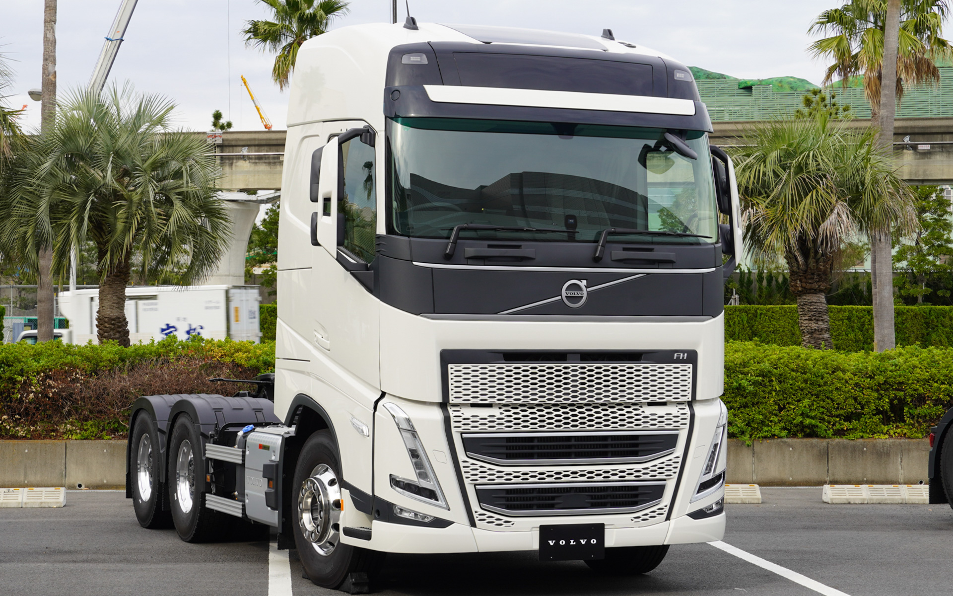 ボルボ・トラック、「FH」シリーズの6×4トラクター ハイルーフ仕様を