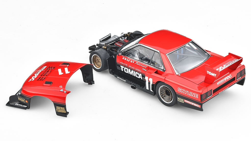 えっ、エンジンまで載せちゃうの!? アオシマ製プラモ「スカイライン