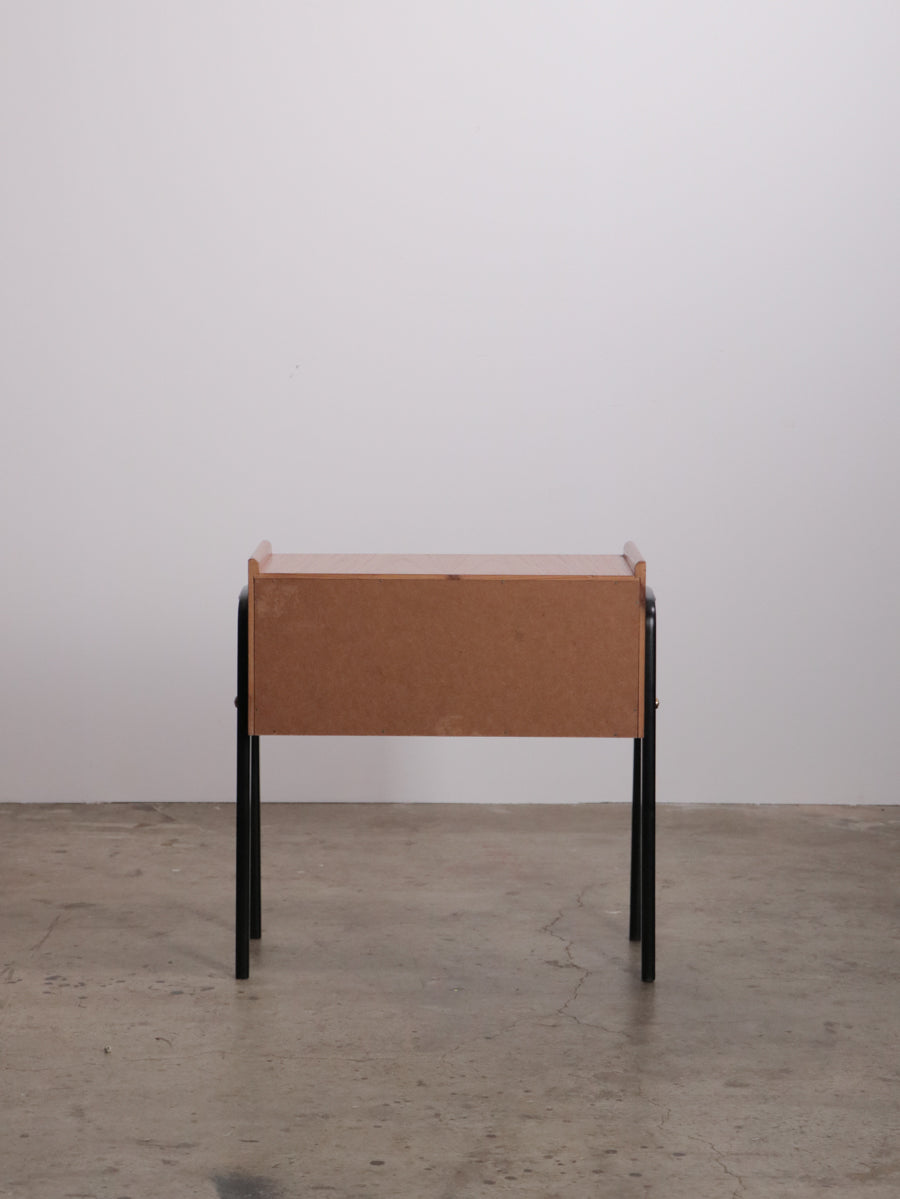 チークのサイドテーブル