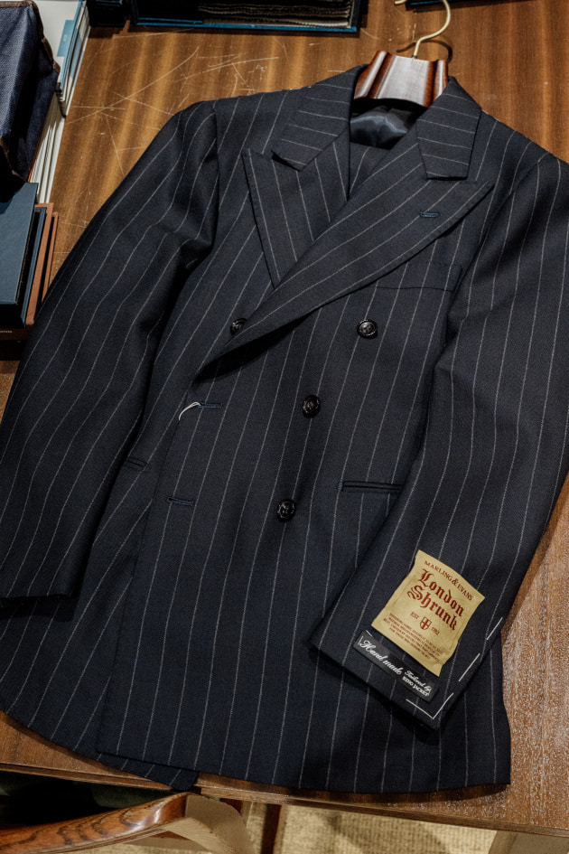 BEAMS F＞静かに主張するダブルのネイビーストライプスーツ＜MARLING