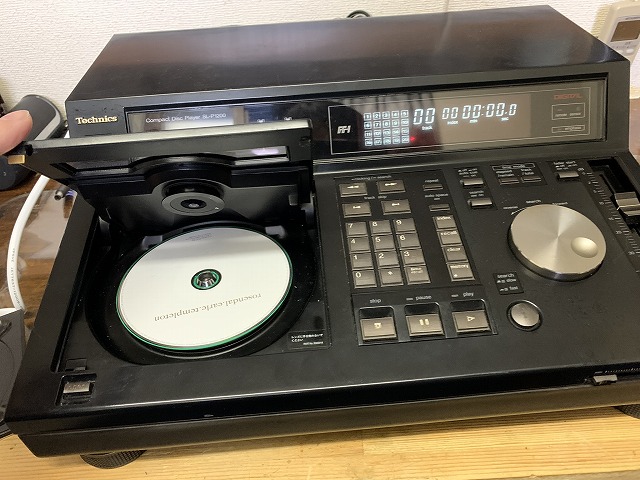 テクニクス ビンテージCDプレイヤー SL-P1200の修理 ーその1ー - Tom