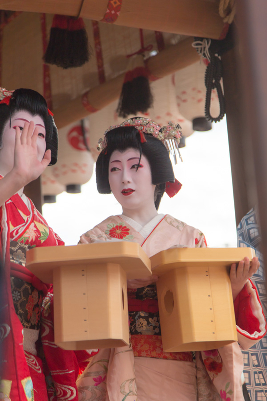 京都・八坂神社節分祭～宮川町舞妓と「お化け」芸妓の豆撒き - ROCK CD