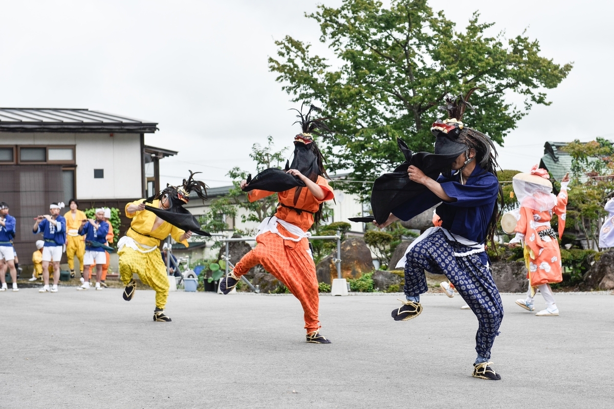 火の輪をくぐる勇猛な獅子！山形県川西町「小松豊年獅子踊」 - 稲村行