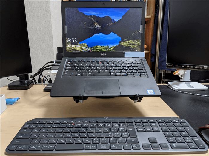 エルゴトロンのノートブックトレイを使って、ノートPCを空中に浮かせ