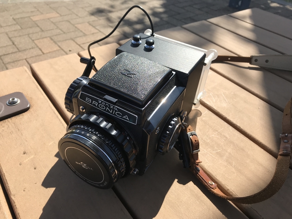 中判フィルムカメラをデジカメ化する「ZANGI BRONICA」の作例
