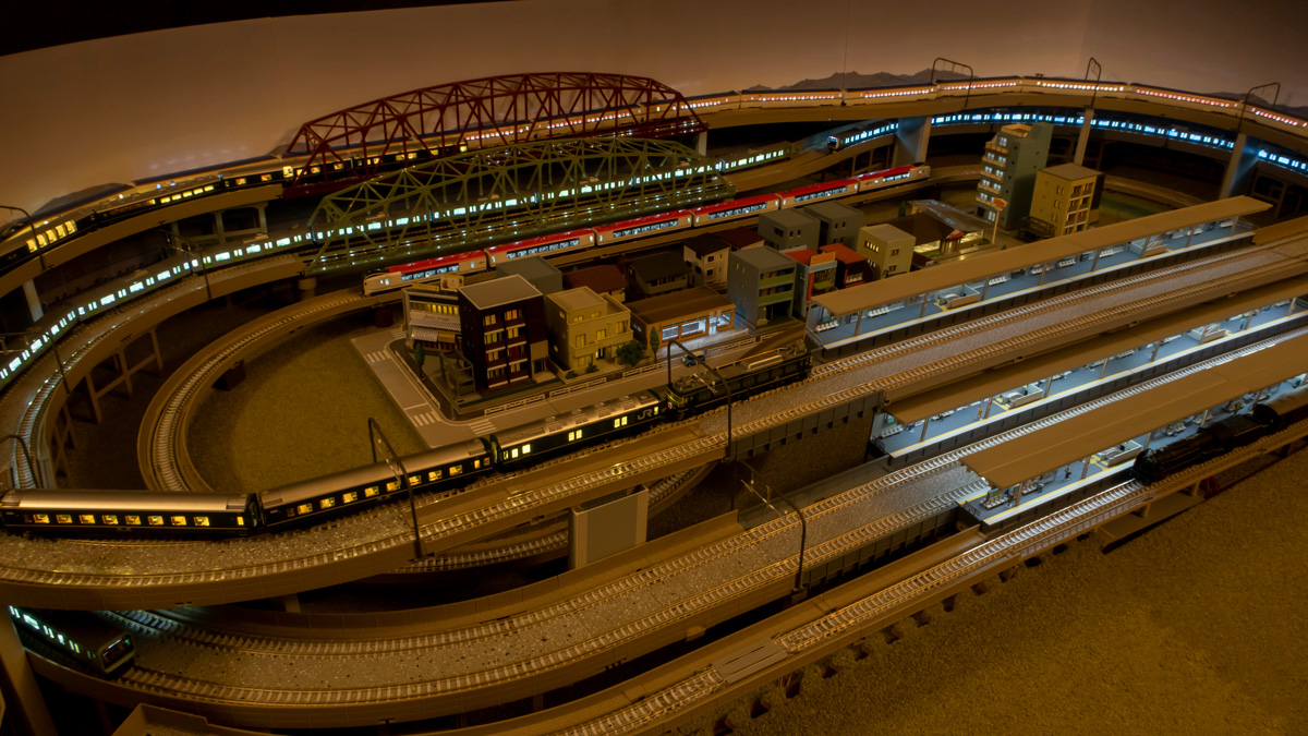 Nゲージ】「多階層 複線高架 立体交差レイアウト」のホームを追加制作