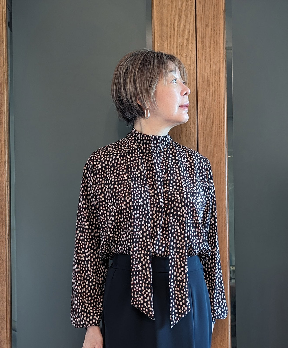 レオパード柄なのに上品！差し色に悩んだときに便利な変形ドット柄