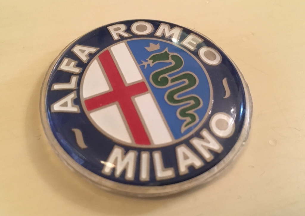 ナルディ用にホーンボタンプラスチックケースを超絶地味に削って