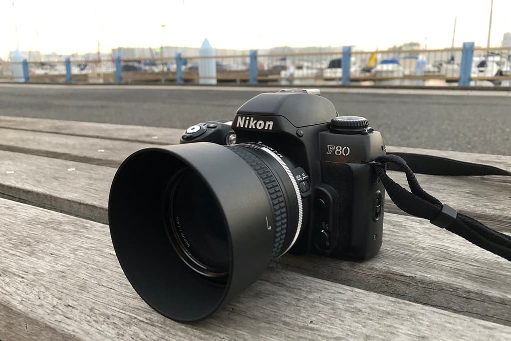 AF一眼レフフィルムカメラのNIKON F80SとAF-S NIKKOR 50mm f/1.8Gに