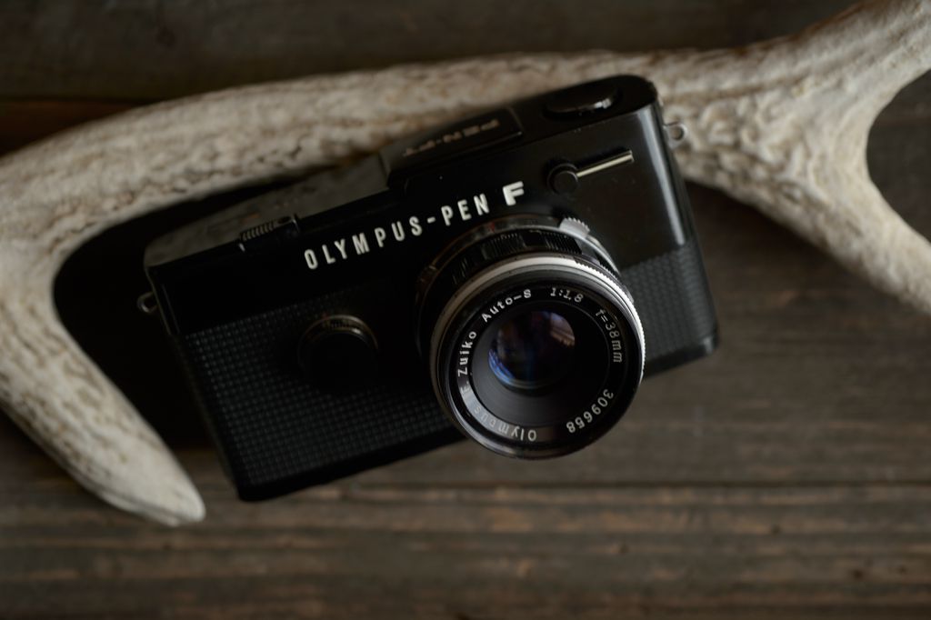 ハーフサイズカメラのPEN FTブラックとF.Zuiko Auto S 38mm f1.8、G