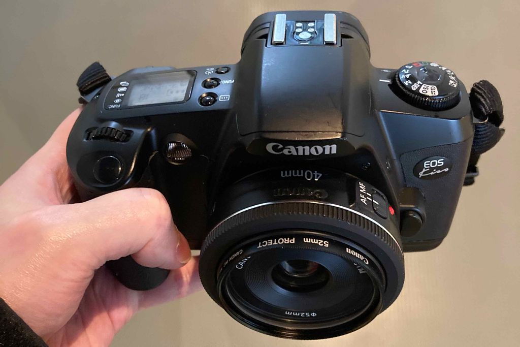 フィルムカメラのCanon New EOS KissとEF40mm f2.8 STMで三陽メディア