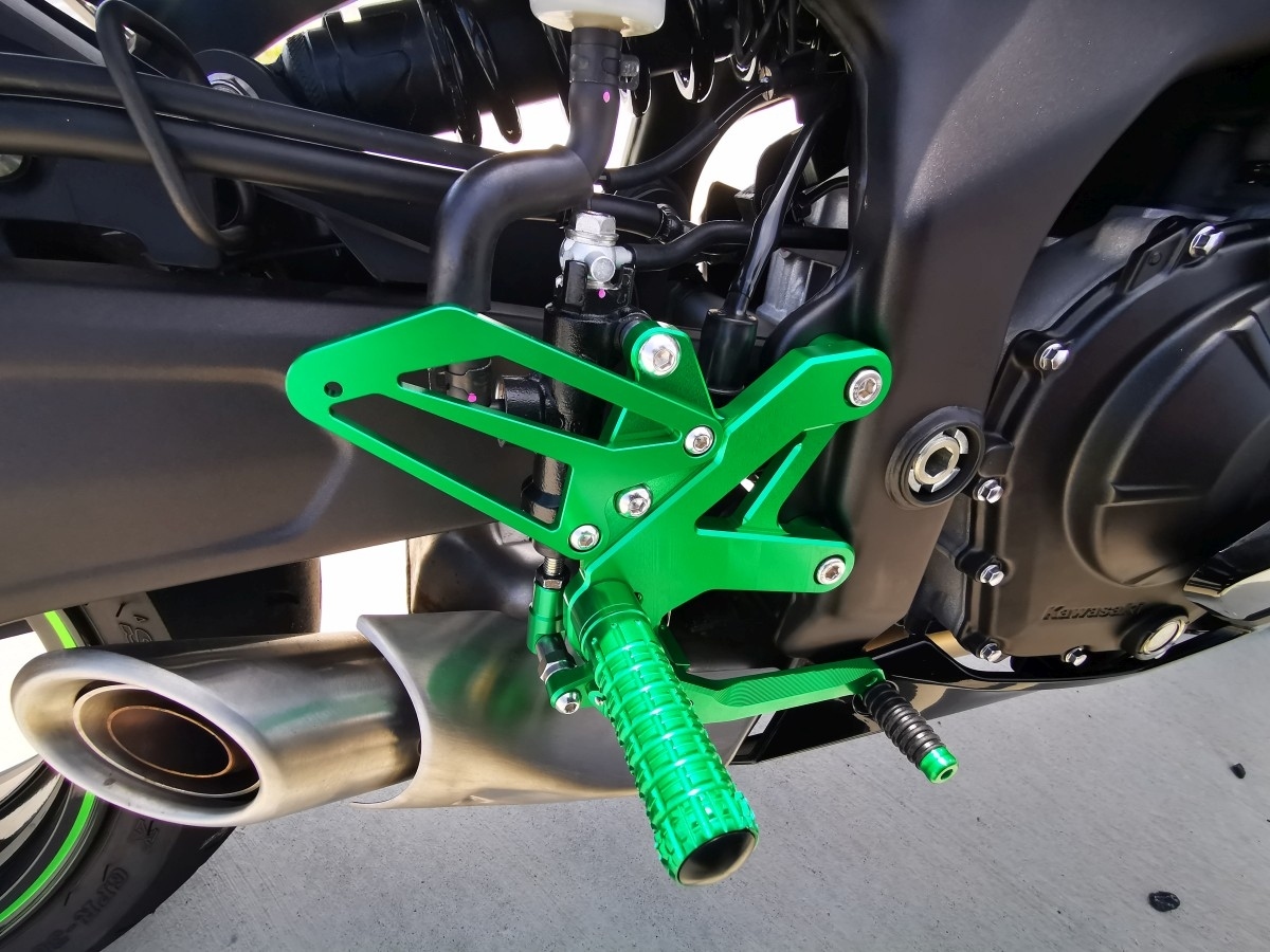 ZX-25Rへ謎中華バックステップ装着 - クッソ汚い絵描きのブログ