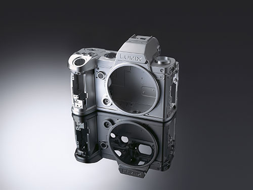 ミラーレスカメラ元祖のパナ、フルサイズ機で巻き返しの難路：日経