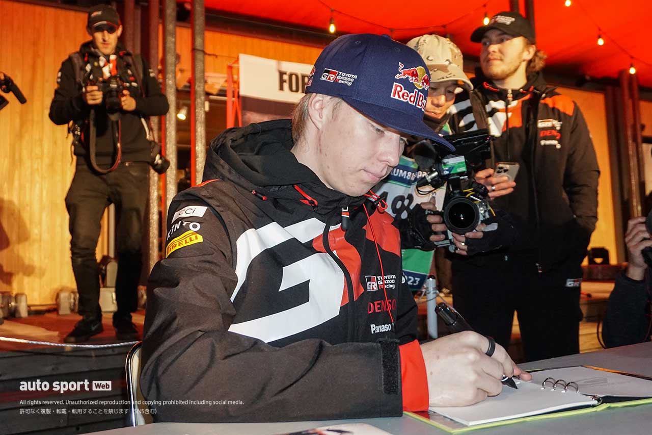 ラリージャパン2023開幕前夜、WRCトップドライバー勢ぞろいの駅前