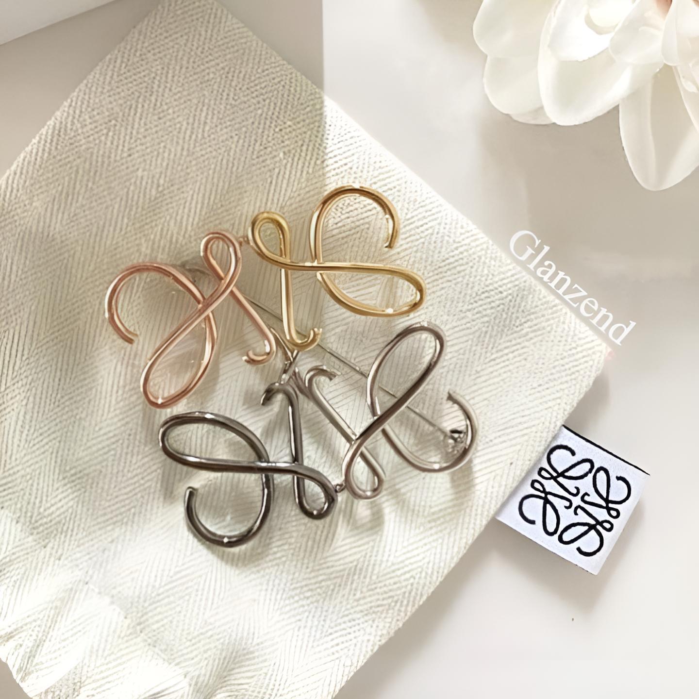 上品可愛さにキュン♡【Loewe】アナグラム ブローチ/メタル (LOEWE