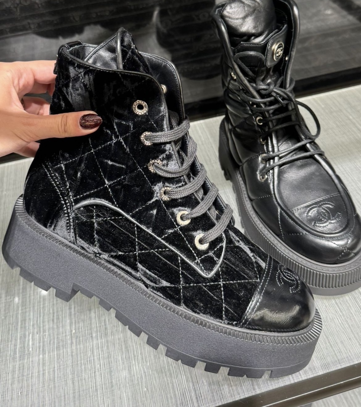 ベロア素材でカジュアルになりすぎない CHANEL ショートブーツ (CHANEL