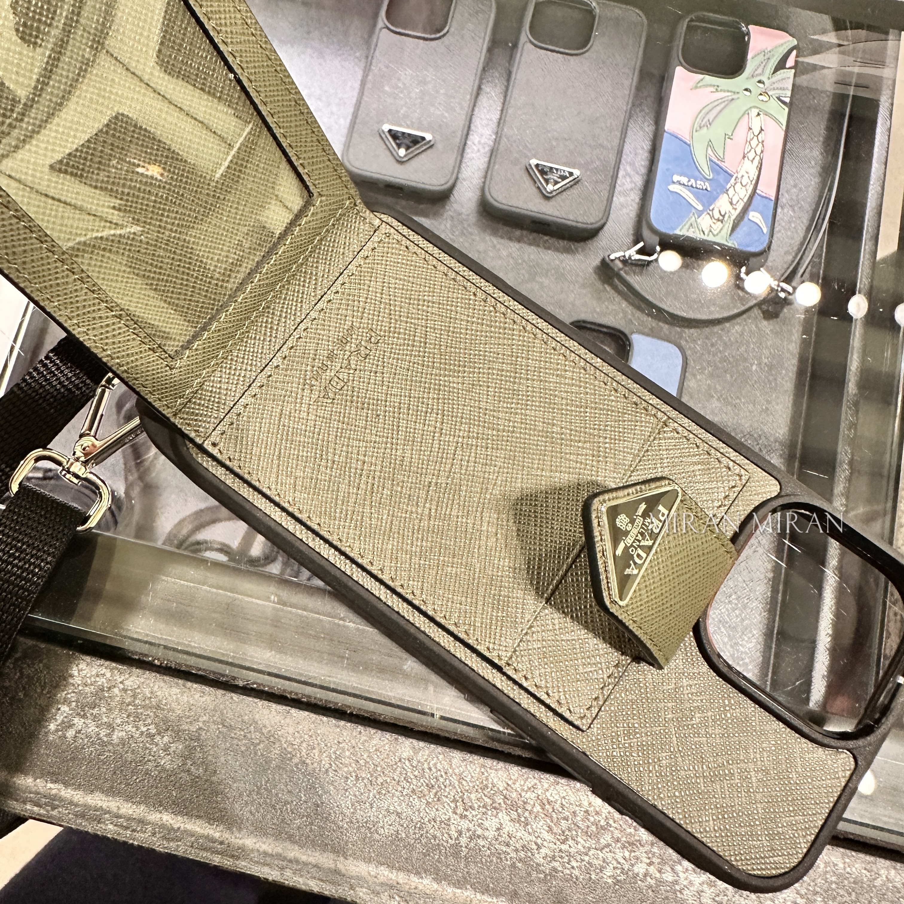 PRADA】ストラップ＆カード収納付きiPhone16proMaxケース (PRADA